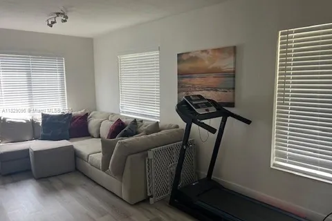 10035 Pan American Dr, Cutler Bay FL 33189