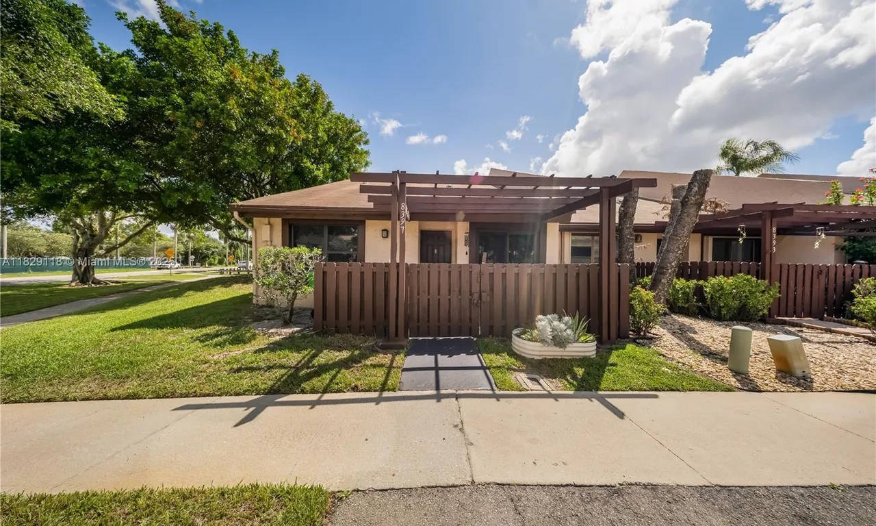 8397 NW 37th Pl, Sunrise FL 33351
