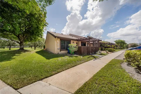 8397 NW 37th Pl, Sunrise FL 33351