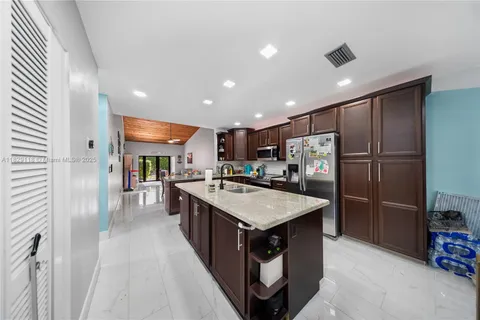 8397 NW 37th Pl, Sunrise FL 33351