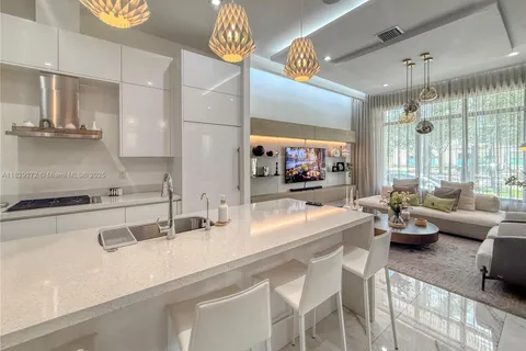 4761 NW NW 85 Ave, Doral FL 33166