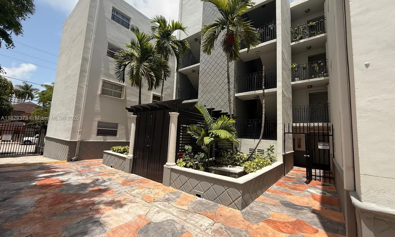 444 SW 4th St # 302, Miami FL 33130