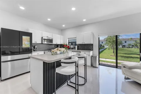617 SW 11th St, Florida City FL 33034