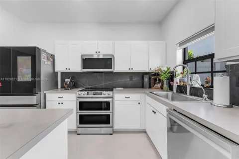 617 SW 11th St, Florida City FL 33034