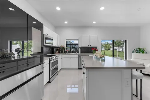617 SW 11th St, Florida City FL 33034