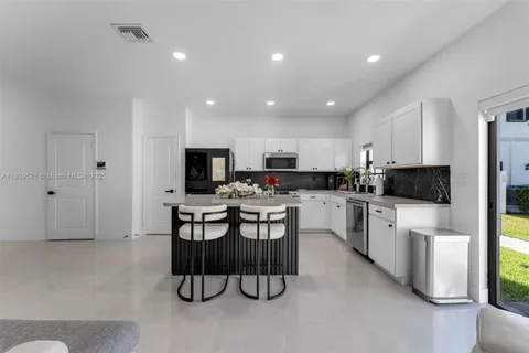 617 SW 11th St, Florida City FL 33034