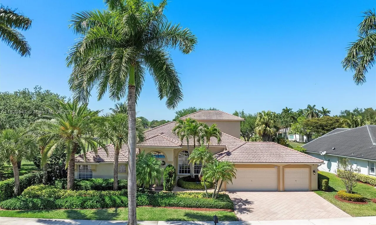 2541 Golf View Dr, Weston FL 33327