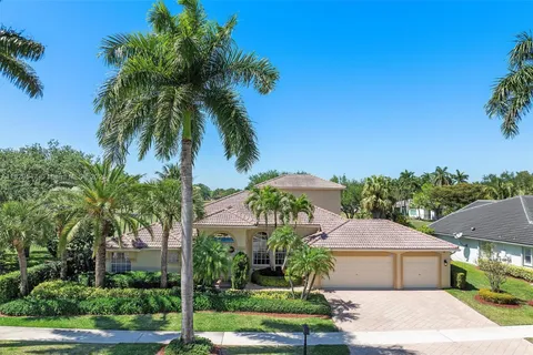 2541 Golf View Dr, Weston FL 33327
