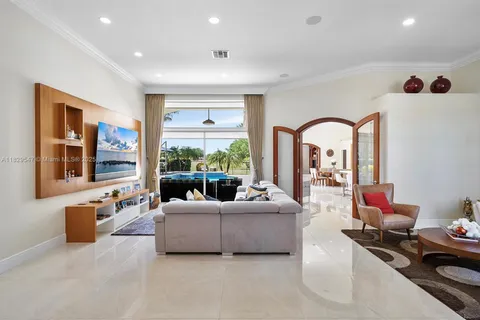 2541 Golf View Dr, Weston FL 33327