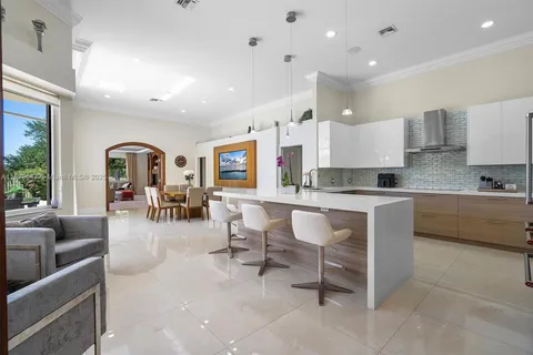 2541 Golf View Dr, Weston FL 33327