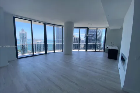 45 SW 9th St # 4503, Miami FL 33130
