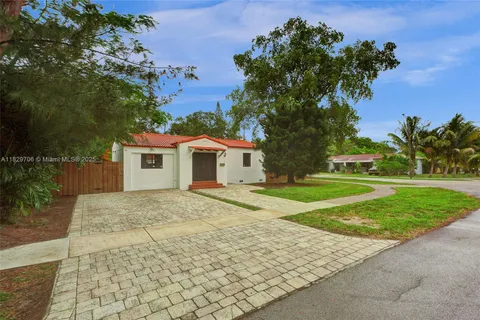 871 NE 122nd St, North Miami FL 33161