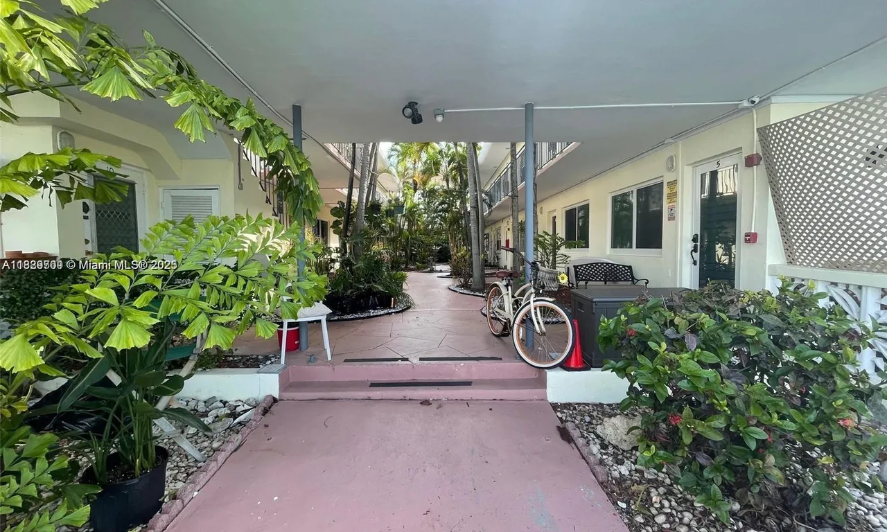 8040 Tatum Waterway Dr # 3, Miami Beach FL 33141