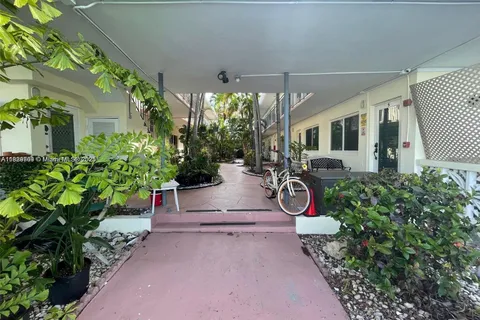 8040 Tatum Waterway Dr # 3, Miami Beach FL 33141