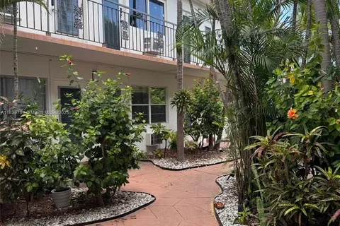 8040 Tatum Waterway Dr # 3, Miami Beach FL 33141