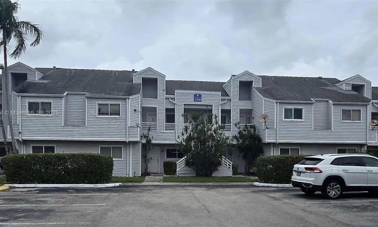 3409 NW 44th St # 201, Oakland Park FL 33309
