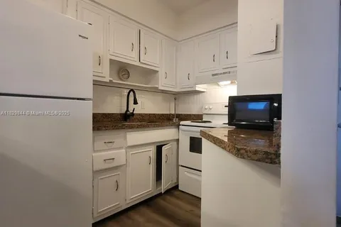 600 Layne Blvd # 216, Hallandale Beach FL 33009
