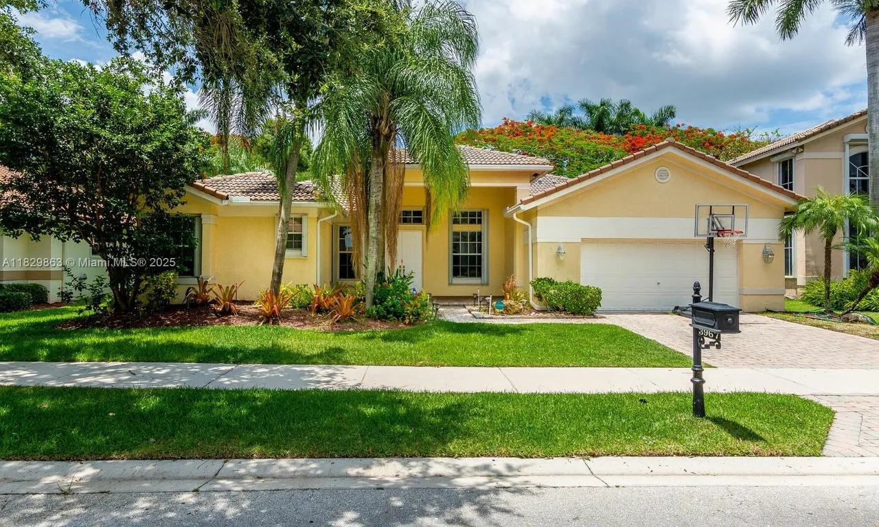 3967 Nighthawk Dr, Weston FL 33331