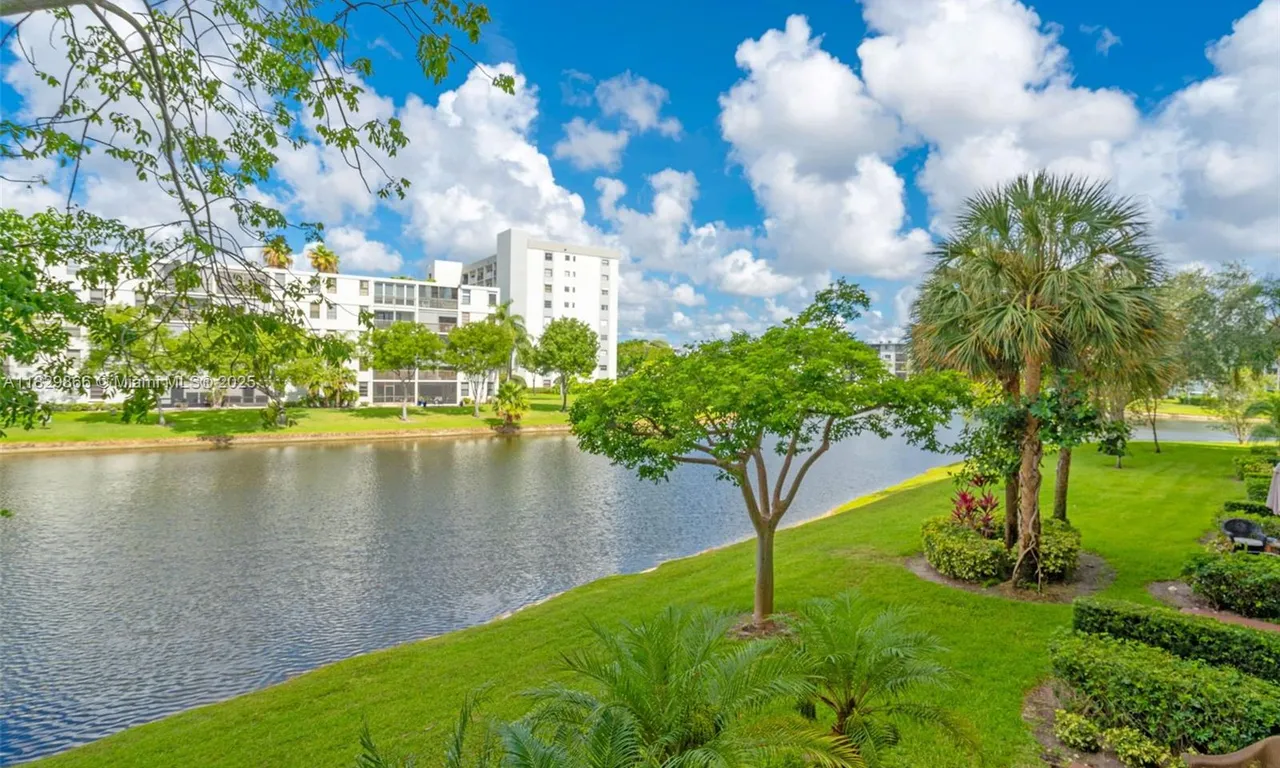 2106 S Cypress Bend Dr # 203, Pompano Beach FL 33069