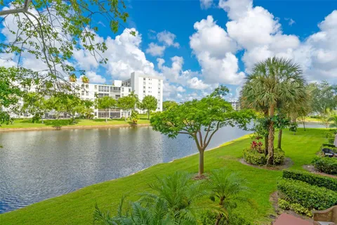 2106 S Cypress Bend Dr # 203, Pompano Beach FL 33069
