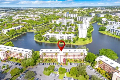2106 S Cypress Bend Dr # 203, Pompano Beach FL 33069