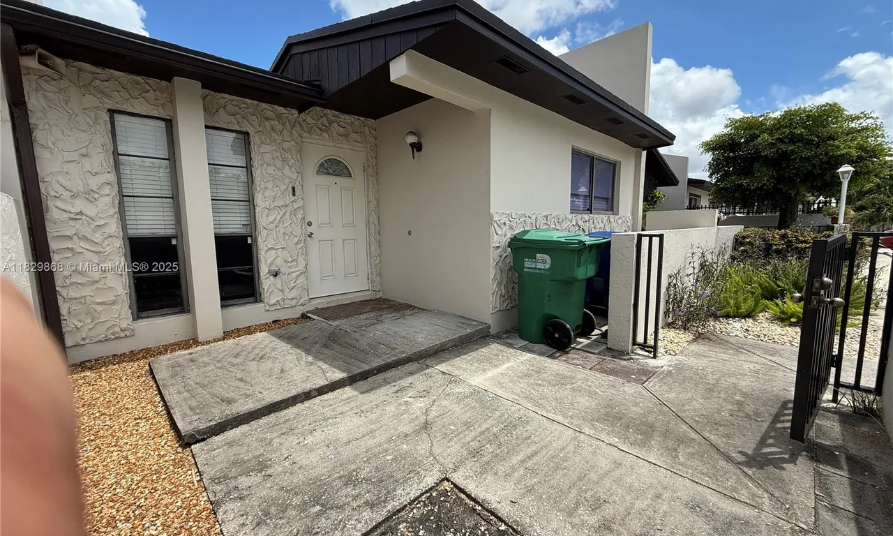 5571 NW 194th Ln, Miami Gardens FL 33055