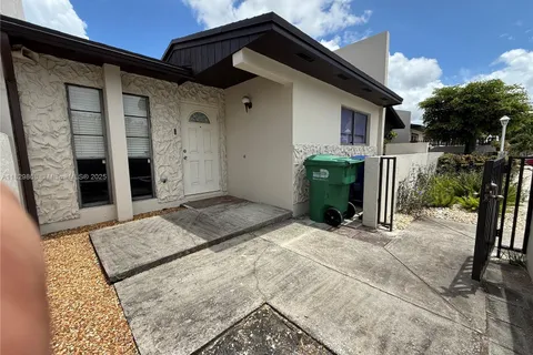5571 NW 194th Ln, Miami Gardens FL 33055
