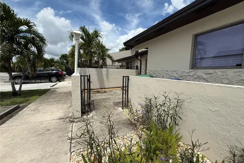 5571 NW 194th Ln, Miami Gardens FL 33055