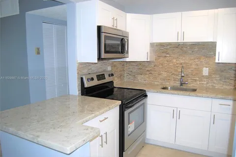 5221 Geneva Way # 205, Doral FL 33166