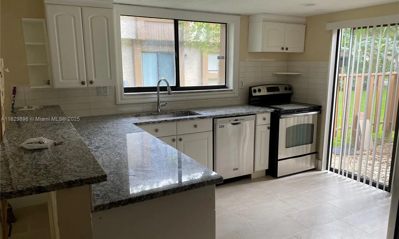 38 Wimbledon Lake Dr # 218, Plantation FL 33324