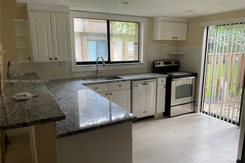 38 Wimbledon Lake Dr # 218, Plantation FL 33324