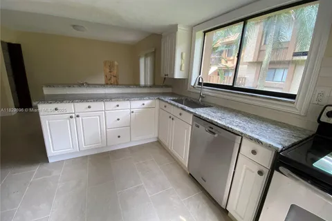 38 Wimbledon Lake Dr # 218, Plantation FL 33324
