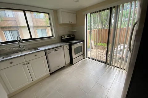 38 Wimbledon Lake Dr # 218, Plantation FL 33324