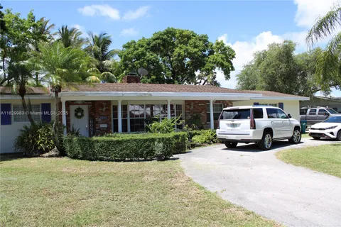8200 SW 164th St, Palmetto Bay FL 33157