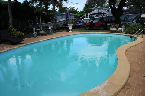 8200 SW 164th St, Palmetto Bay FL 33157