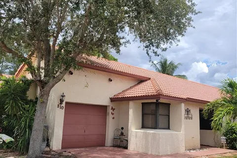 810 SW 113th Ter, Pembroke Pines FL 33025