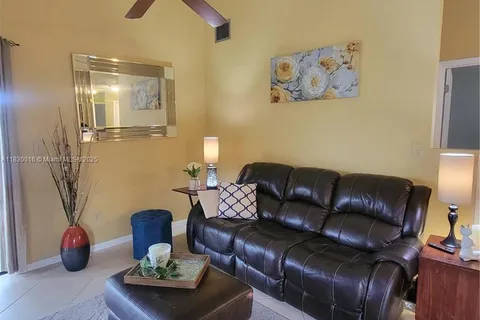 810 SW 113th Ter, Pembroke Pines FL 33025