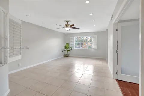 8621 SW 5th St # 208, Pembroke Pines FL 33025