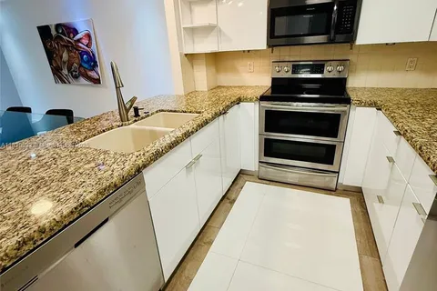 3800 N Hills Dr # 312, Hollywood FL 33021