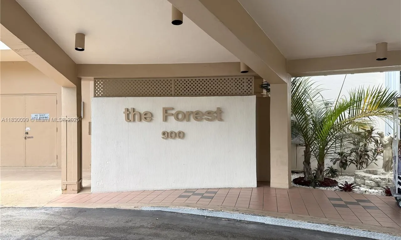 900 Saint Charles Pl # L6, Pembroke Pines FL 33026