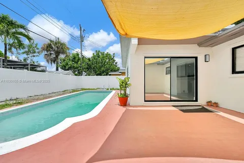 7710 NW 6th Ct, Pembroke Pines FL 33024