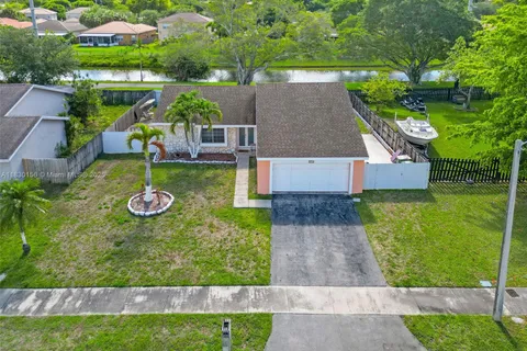 1747 N Goldeneye Ln, Homestead FL 33035