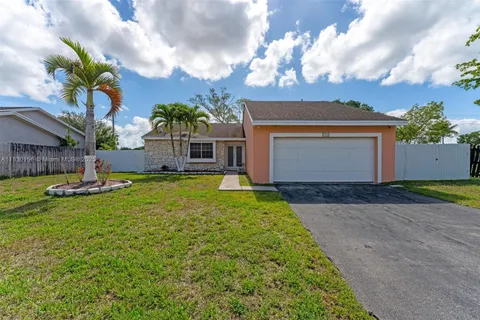 1747 N Goldeneye Ln, Homestead FL 33035