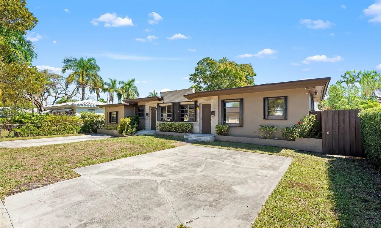 1311 N 19th Ave side, Hollywood FL 33020