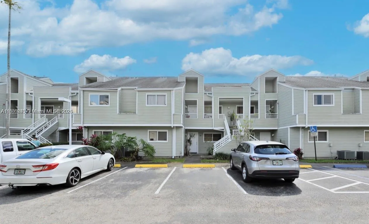 3453 NW 44th St # 104, Oakland Park FL 33309