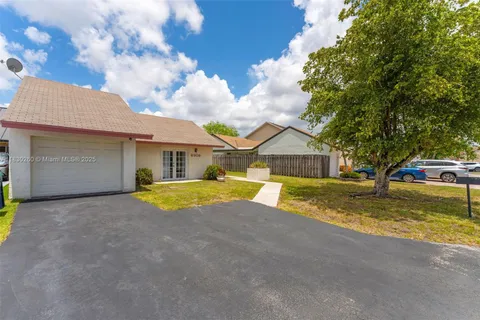 6908 SW 104th Ct, Miami FL 33173