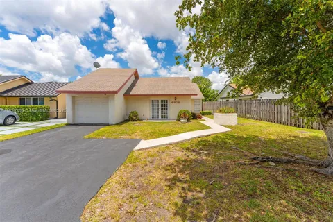 6908 SW 104th Ct, Miami FL 33173