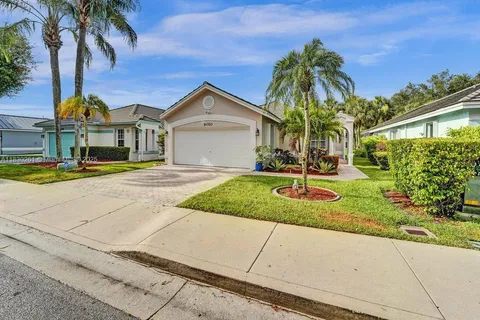 9010 N Lake Park Cir N, Davie FL 33328