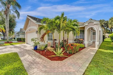 9010 N Lake Park Cir N, Davie FL 33328