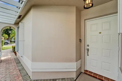 9010 N Lake Park Cir N, Davie FL 33328
